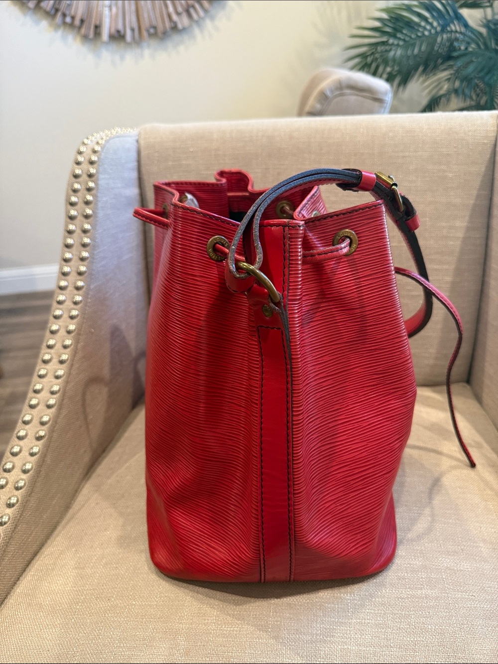 Louis Vuitton Epi Petit Noé Castilian Red Bucket Bag w/ Dust Bag - Picture 5 of 16